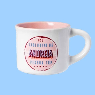 Caneca branca com interior rosa e texto decorativo