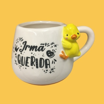 Caneca branca com patinho amarelo e texto 'Irmã Querida'