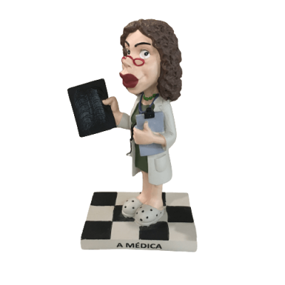 Figura caricatural de médica com bata branca segurando raio-x em base quadriculada