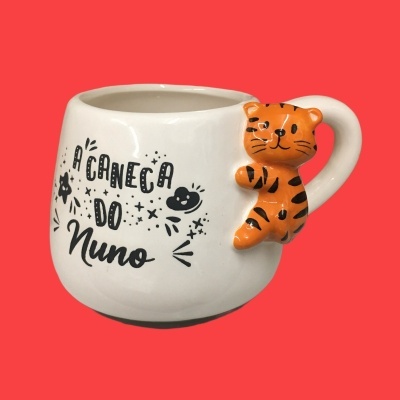 Caneca branca com texto e figura 3D de tigre laranja na asa