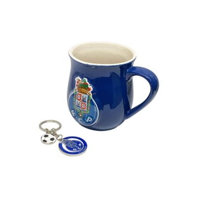 Caneca azul do FC Porto com chaveiro à frente em fundo branco