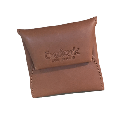 Bolsa pequena em pele castanha com fecho de aba e texto gravado