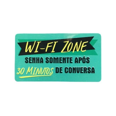 Placa verde com texto sobre zona Wi-Fi e regras de senha