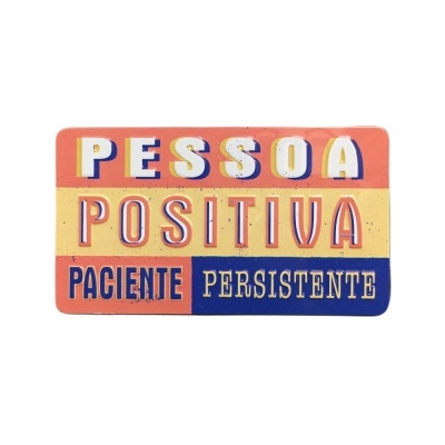 Cartaz com as palavras PESSOA POSITIVA PACIENTE PERSISTENTE em fundo laranja, bege e azul