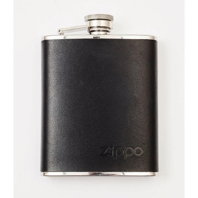 Frasco de bolso preto com tampa metálica e logo zippo