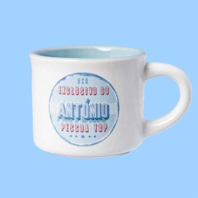 Caneca branca com interior azul claro e texto personalizado em azul e vermelho
