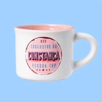 Caneca branca com interior rosa e texto exclusivo da Constança na frente