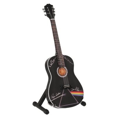 Guitarra acústica preta com design Dark Side of the Moon em um suporte preto