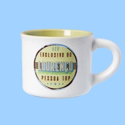 Caneca branca com interior amarelo e texto personalizado 