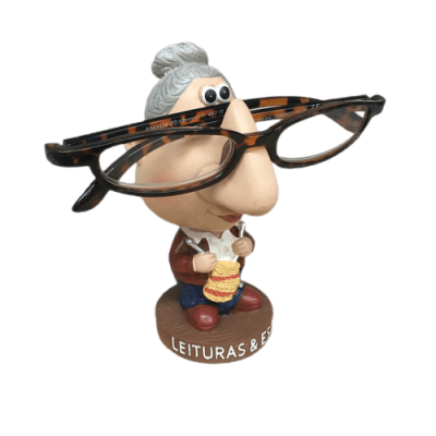 Suporte para óculos com figura caricata de senhora a tricotar
