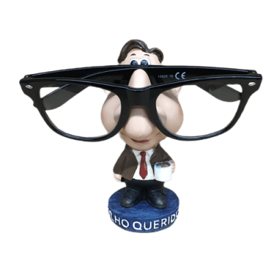 Estatueta de boneco com óculos e base azul com texto