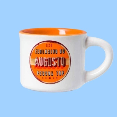 Caneca branca com interior laranja e texto 