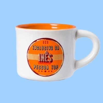 Caneca branca com interior laranja e texto personalizado