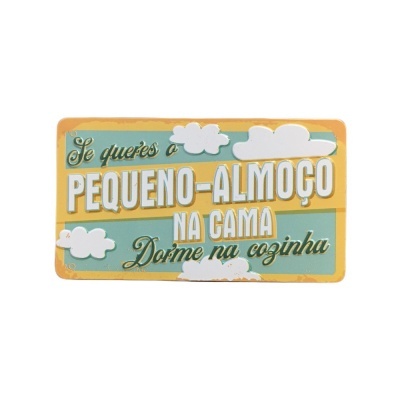 Placa decorativa com texto humorístico sobre pequeno-almoço na cama