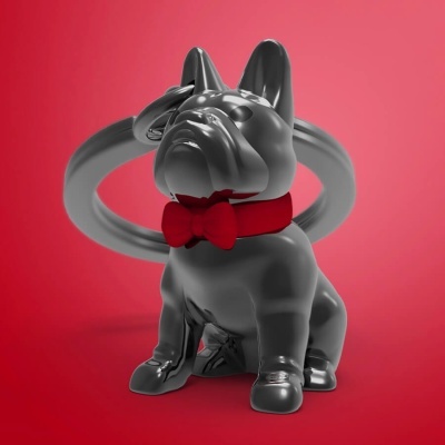 Anel prateado com figura de cão bulldog francês com gravata borboleta vermelha.