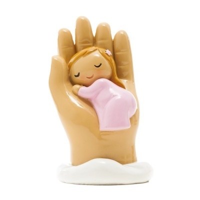Figura decorativa de uma mão segurando uma menina em vestido rosa