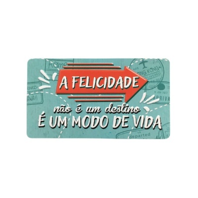 Placa decorativa com texto motivacional em português e fundo azul com carimbos de viagens