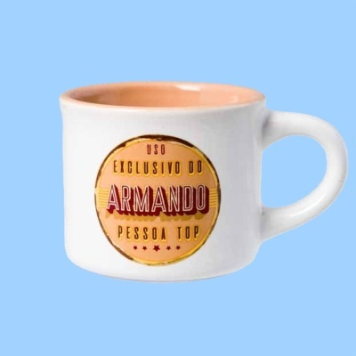 Caneca branca com texto em selo circular laranja e amarelo