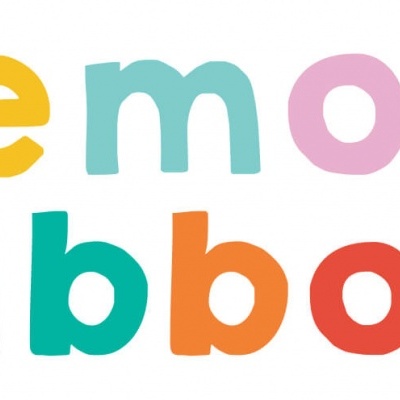 Logótipo colorido com as palavras 'Lemon Ribbon' em letras coloridas