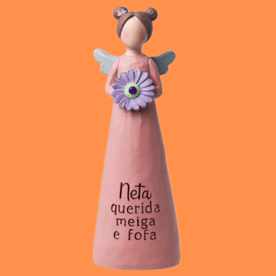 Estatueta de anjo decorativo cor-de-rosa com asas cinzentas e flor lilás.