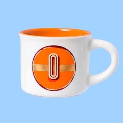 Caneca de cerâmica branca com interior laranja e número 0 decorativo