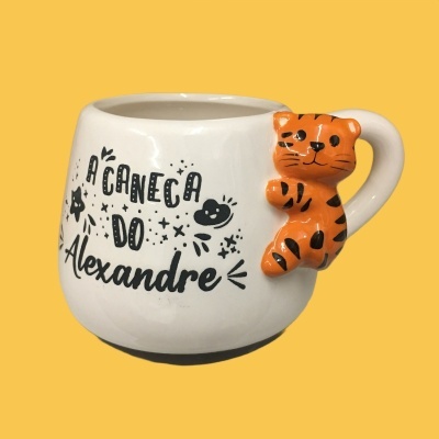 Caneca branca com texto e pega em forma de tigre laranja