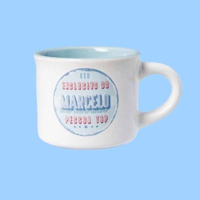 Caneca branca com texto azul e vermelho a dizer 