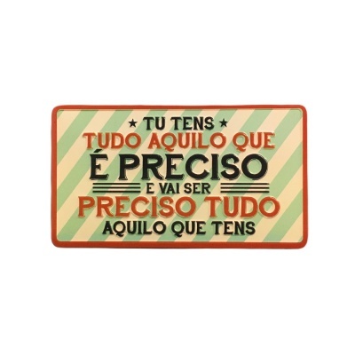 Placa decorativa com texto motivacional em português e riscas diagonais verdes e beges.