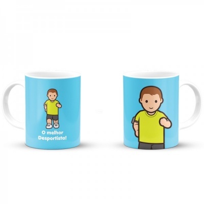 Caneca branca com ilustração de personagem desportivo e texto