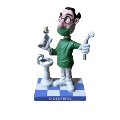 Figurinha de dentista com bata verde e máscara em base azul e branca com texto