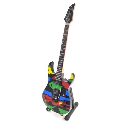 Guitarra elétrica colorida com padrões geométricos em suporte negro