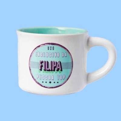 Caneca branca com interior azul-turquesa e texto personalizado num círculo azul claro