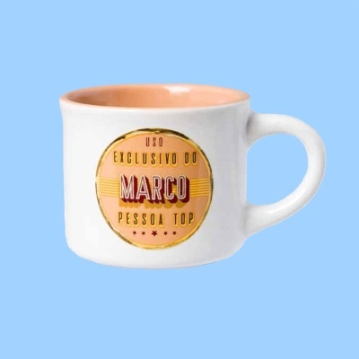 Caneca branca com interior cor de pêssego e texto 'USO EXCLUSIVO DO MARCO PESSOA TOP'