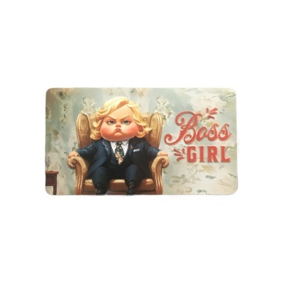 Tapete com imagem de menina caricata de fato azul sentada e texto 'Boss GIRL'