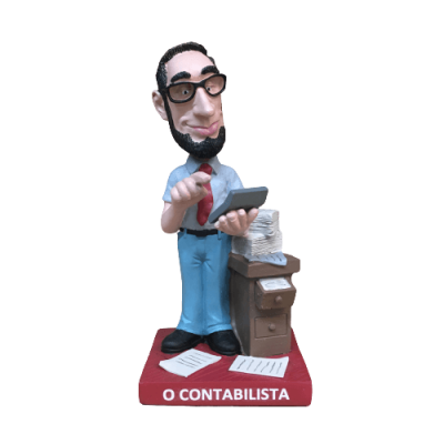 Figura decorativa de contabilista com calculadora e pilhas de papel