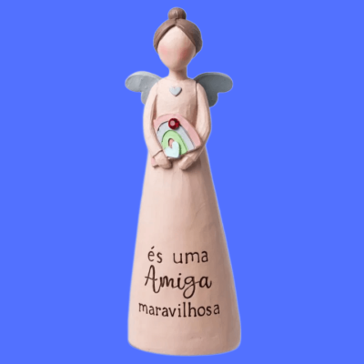 Figurinha decorativa de anjo rosa com asas cinzentas e texto 