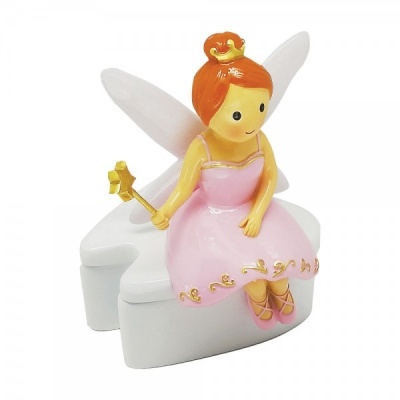 Boneca fada decorativa em cerâmica vestida de rosa sentada numa base branca em forma de mão