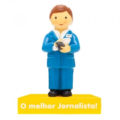 Figura decorativa de jornalista com base amarela e texto O melhor Jornalista!