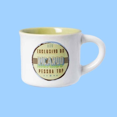 Chávena branca com interior amarelo e texto personalizado