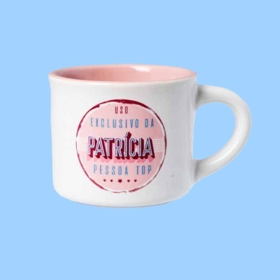 Caneca branca com interior rosa e texto personalizado