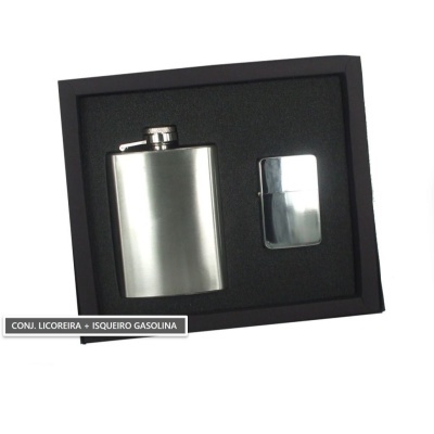 Conjunto caixa preta com licoreira metálica prateada fosca e isqueiro metálico prateado brilhante