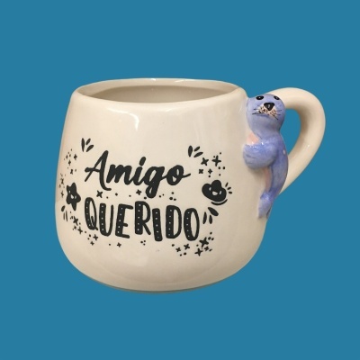 Caneca branca com alça decorada e texto 'Amigo Querido'