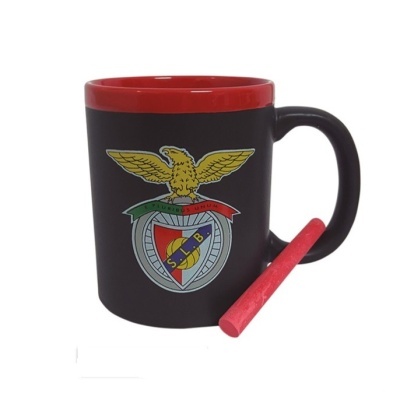 Caneca preta com interior vermelho e emblema do S.L.B., com giz vermelho encostado