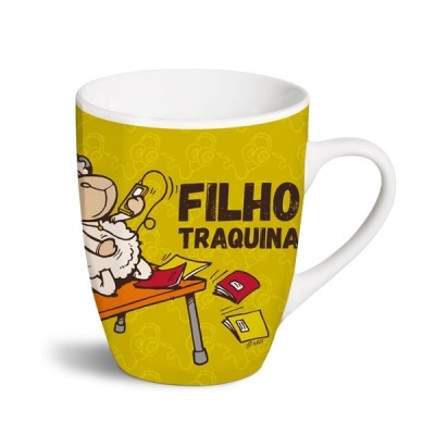 Caneca branca com ilustração e texto FILHO TRAQUINA em fundo amarelo