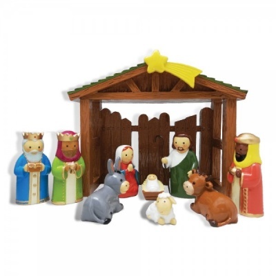 Presépio plástico com estábulo e figuras coloridas incluindo reis magos, Maria, José, menino Jesus e animais