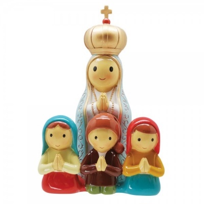 Estatuetas religiosas coloridas em cerâmica com mãos em oração