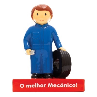 Figura de mecânico de brinquedo com macacão azul, segurando chave e pneu, base vermelha com texto.