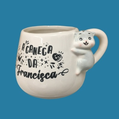 Caneca branca com alça de gato cinzento e texto A CANECA DA Francisca