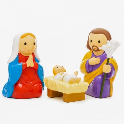 Figuras de cerâmica da Sagrada Família com cores vivas e detalhes simples