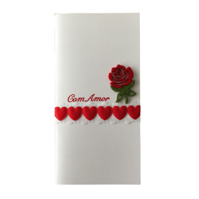 Caixa branca com corações vermelhos, rosa decorativa e texto 'Com Amor'.